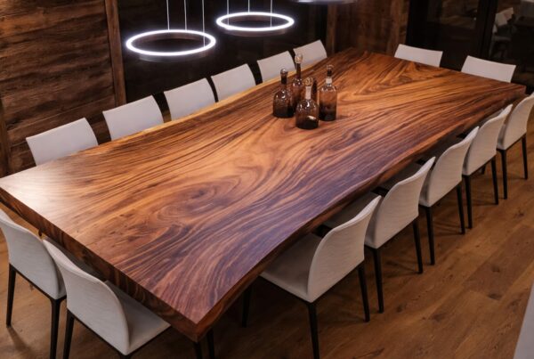 Mesa de comedor a medida en madera maciza con veta natural, diseñada para espacios contemporáneos y construida para durar.