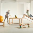 Mesa de madera maciza de diseño funcional integrada en un espacio cotidiano