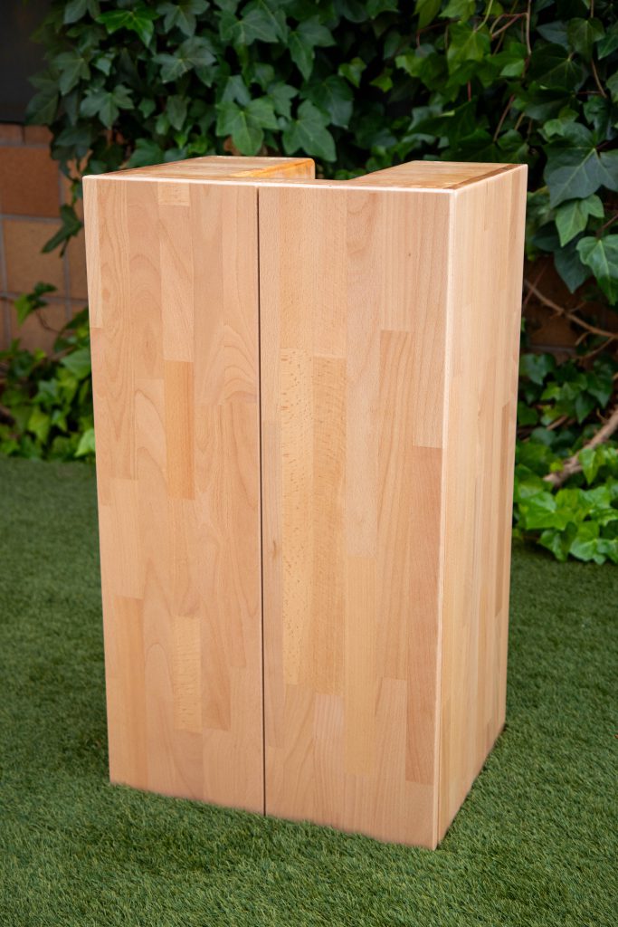 Mueble de baño a medida fabricado en madera de haya, con diseño limpio y volumen compacto pensado para un espacio residencial