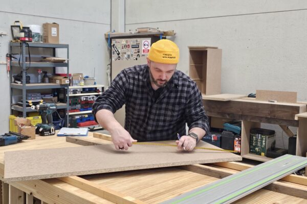 Marcado y planificación del despiece de tableros para la fabricación de un dormitorio a medida en el taller de The Wood Wolf.