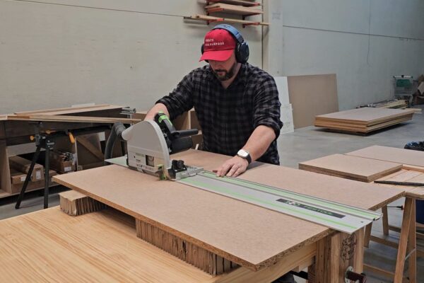 Corte de tableros con sierra de inmersión Festool para la fabricación de un dormitorio a medida.