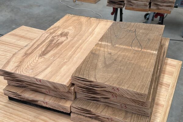 Tablas de fresno macizo clasificadas y preparadas para la fabricación de mobiliario a medida.