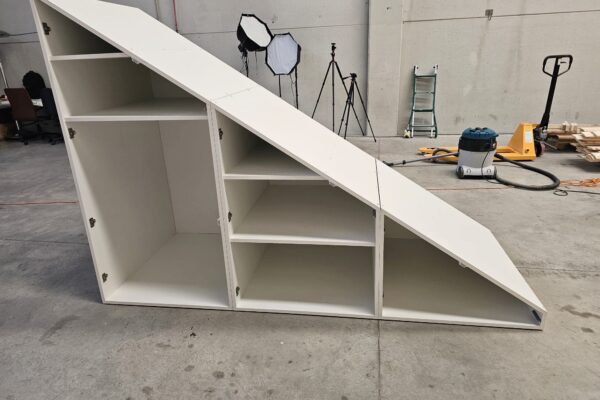 Armario bajo escalera a medida fabricado en tablero hidrófugo lacado blanco mate con puertas Push to Open antes de la instalación.