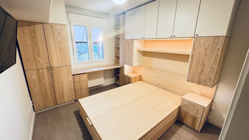 Dormitorio a medida con armarios, cama y escritorio integrados en fresno rechapado y frentes lacados mate, diseñado y fabricado por The Wood Wolf.