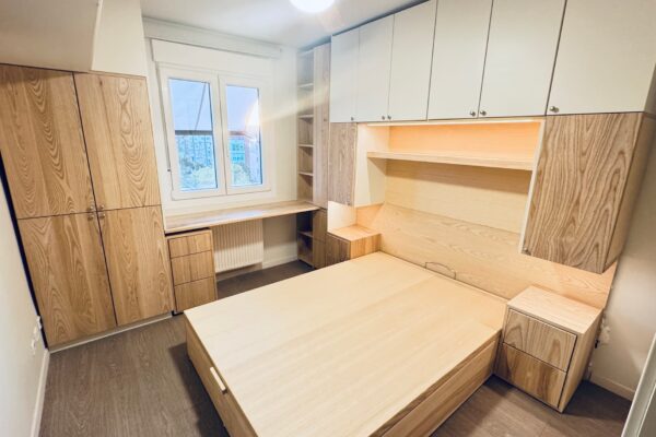 Dormitorio a medida con armarios, cama y escritorio integrados en fresno rechapado y frentes lacados mate, diseñado y fabricado por The Wood Wolf.