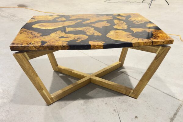 Prueba de montaje del tablero de madera de olivo y resina sobre la estructura de roble antes del acabado final.