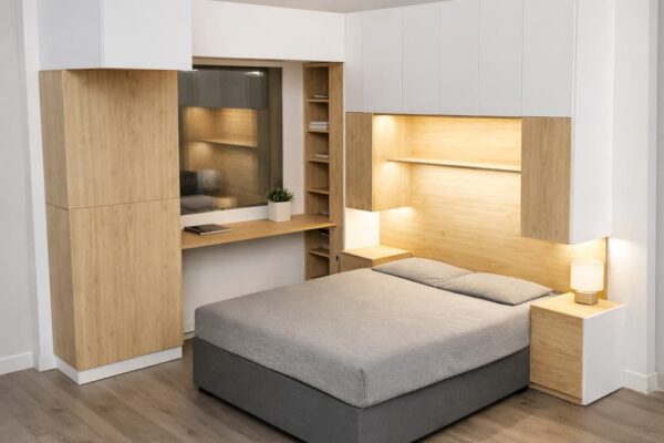Render 3D de un dormitorio a medida con mobiliario integrado en fresno natural y armarios lacados en blanco mate.