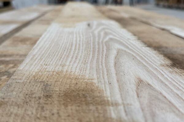 Detalle de la veta de madera maciza seleccionada para la fabricación artesanal de mobiliario a medida por The Wood Wolf en Madrid.
