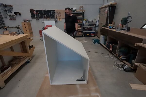 Comprobación del primer módulo de un armario bajo escalera a medida durante el proceso de fabricación en el taller de The Wood Wolf.